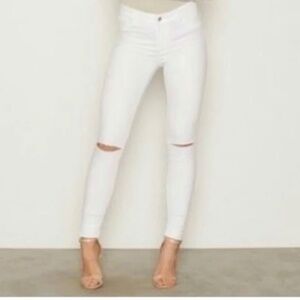 Zara Women’s White Distressed Jeans Size 32